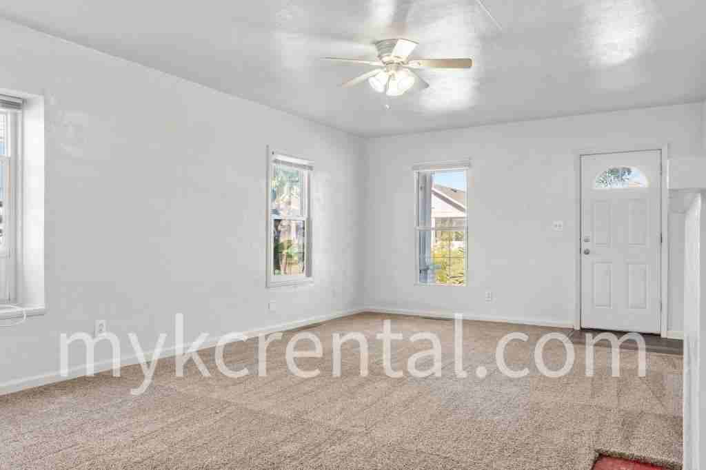 1131 Hasbrook Ave - Photo 5 of 18