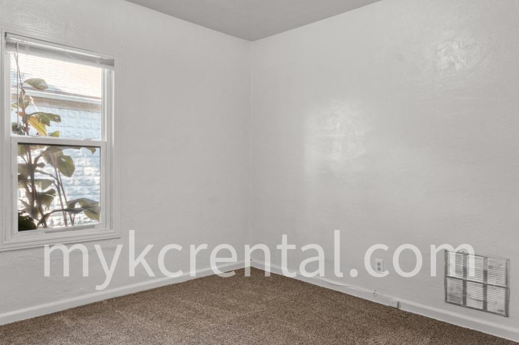 1131 Hasbrook Ave - Photo 6 of 18