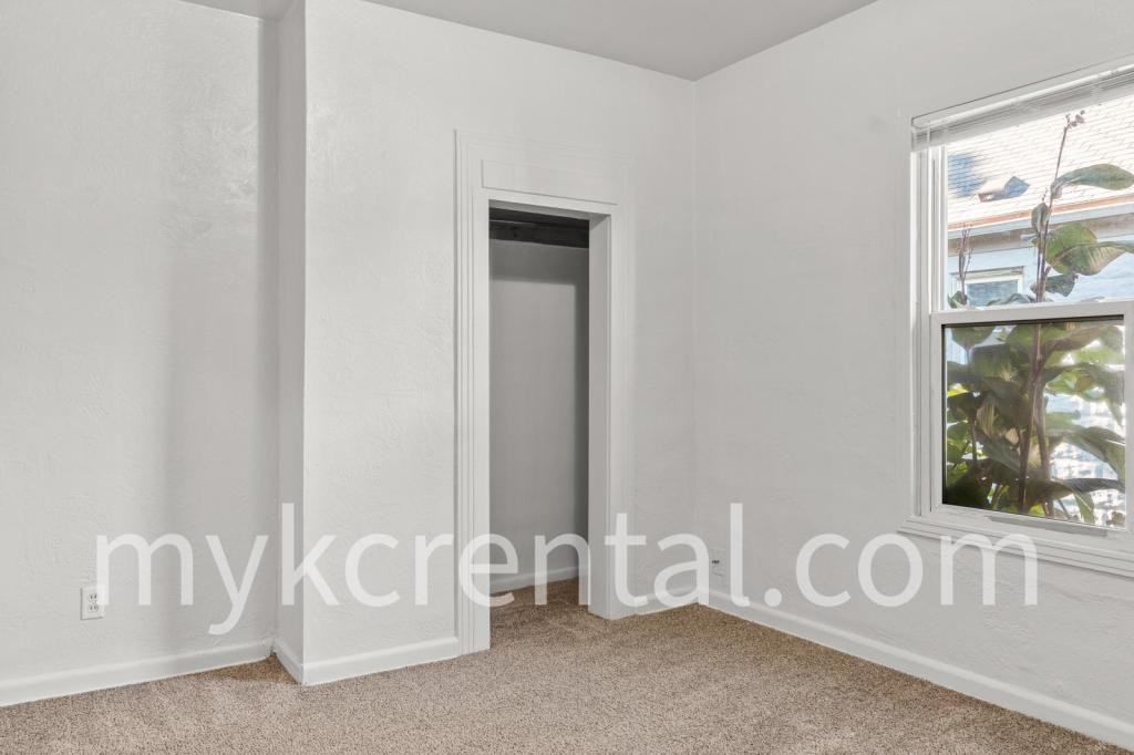 1131 Hasbrook Ave - Photo 7 of 18