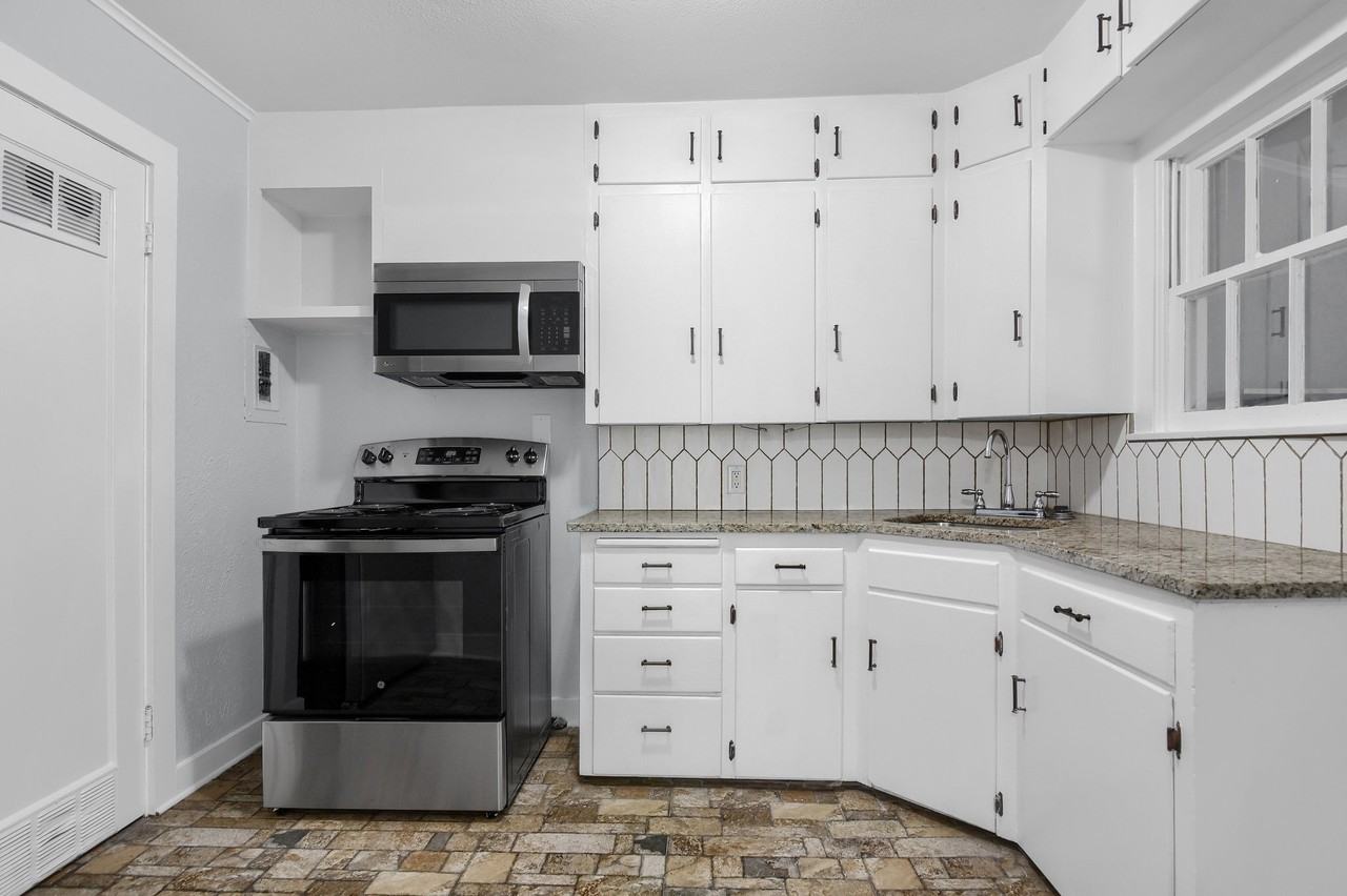 619 E Pacific St #A - Photo 5 of 20