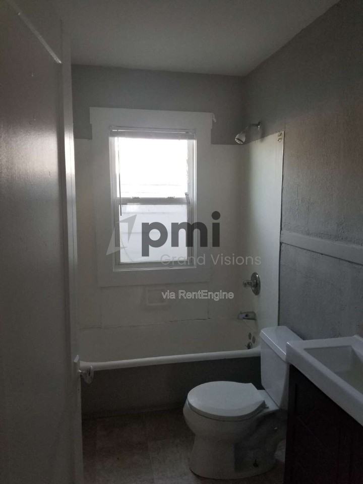 698 S Stone St - Photo 3 of 8