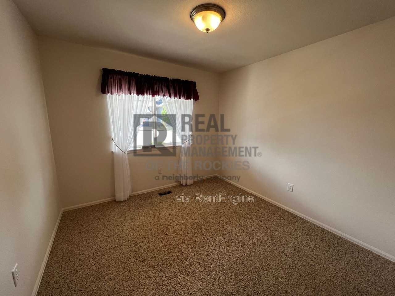 2214 Ballard Ln - Photo 5 of 41