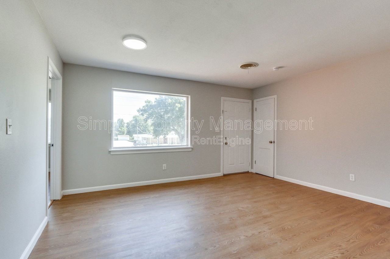 813 South Midwest Boulevard - Photo 4 of 34