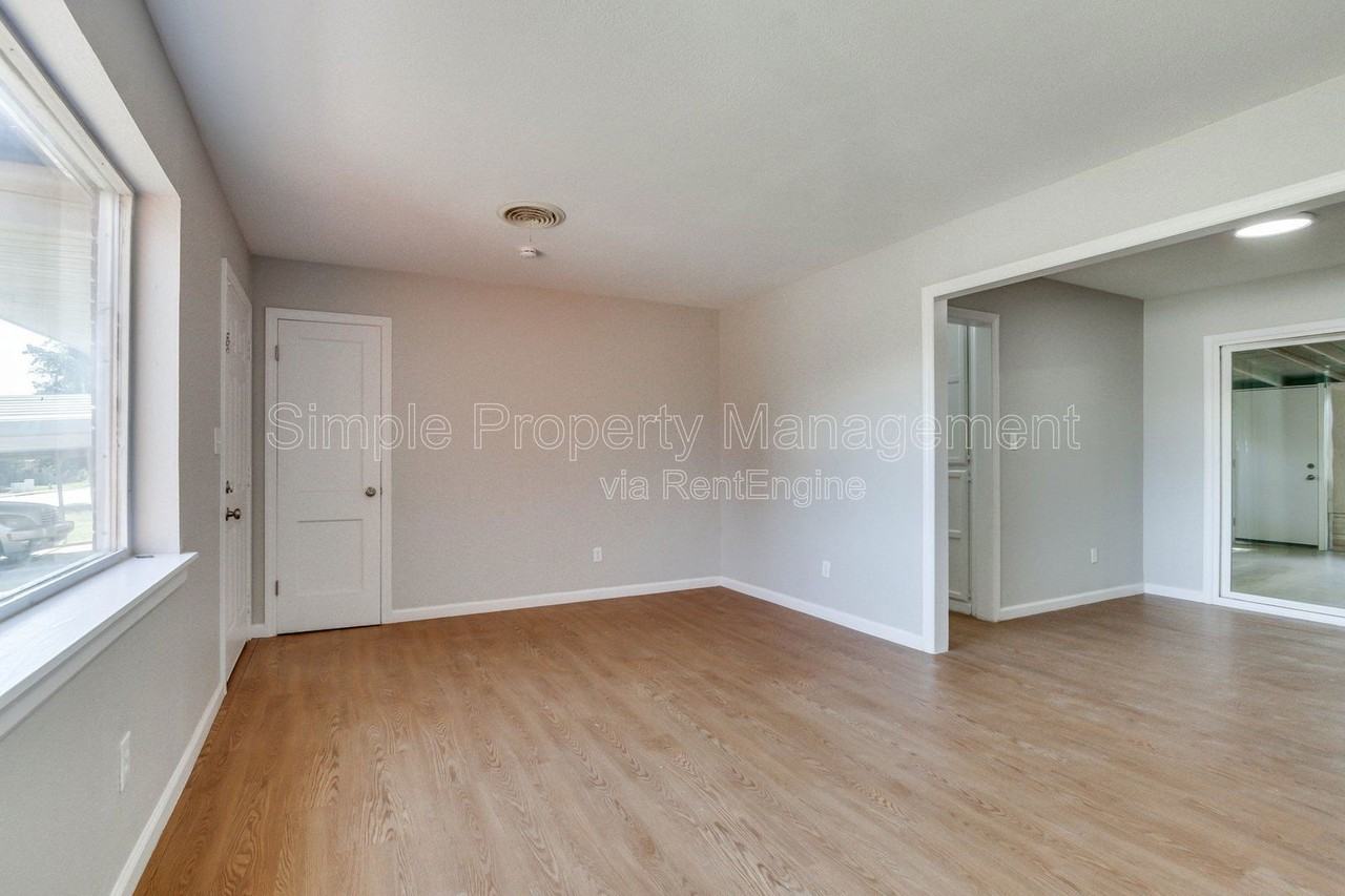 813 South Midwest Boulevard - Photo 6 of 34