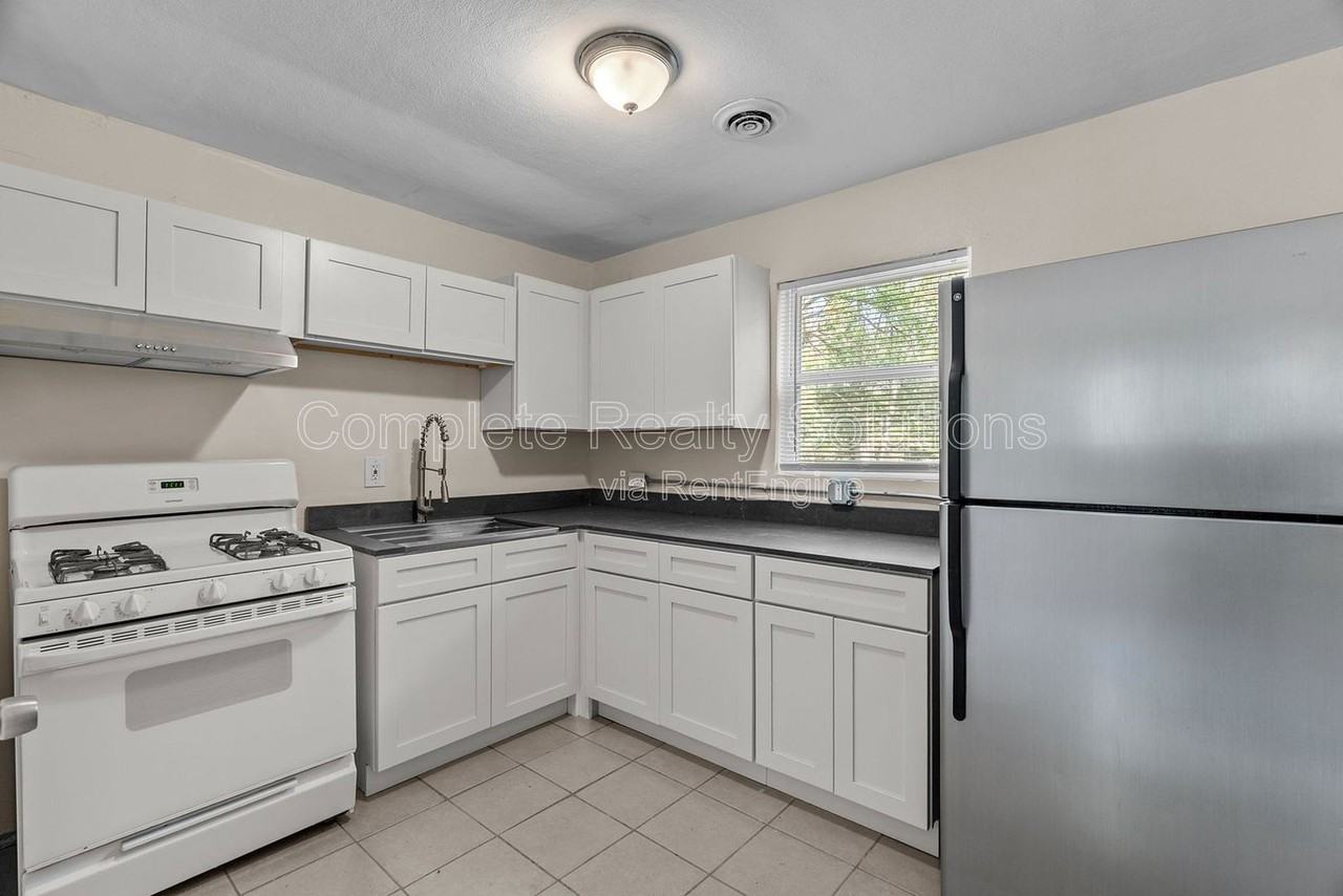 10140 Earl Dr - Photo 2 of 23