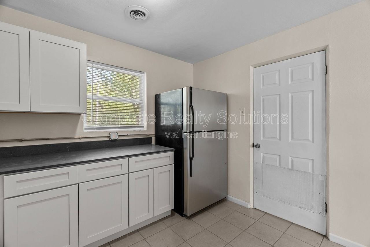 10140 Earl Dr - Photo 5 of 23