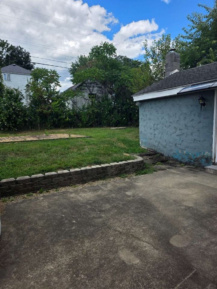 549 Thompson Ave - Photo 2 of 12