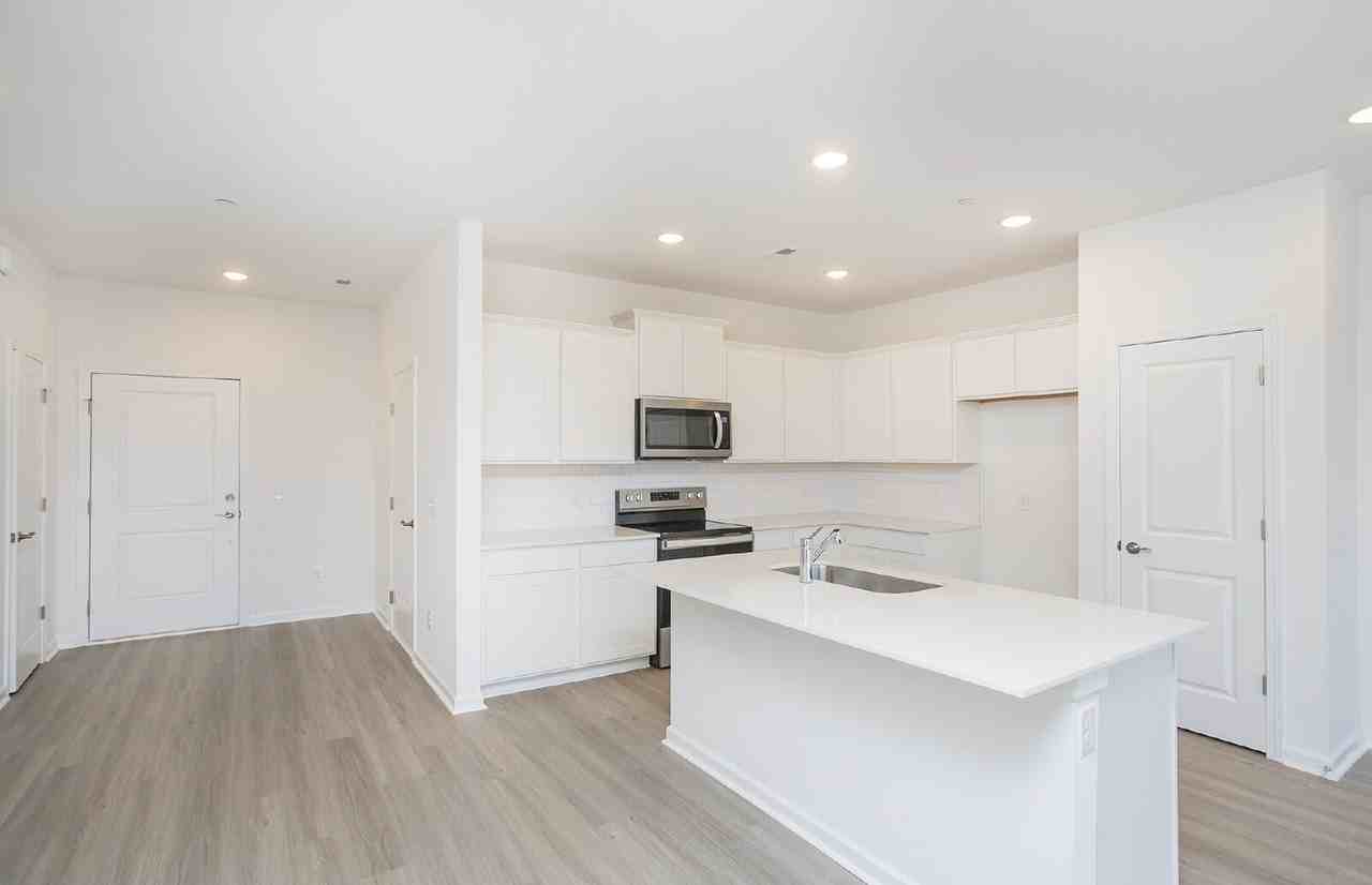 7110 Mapleside Ln - Photo 3 of 49