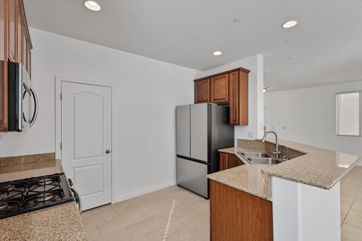 1021 Valley Light Ave - Photo 5 of 35