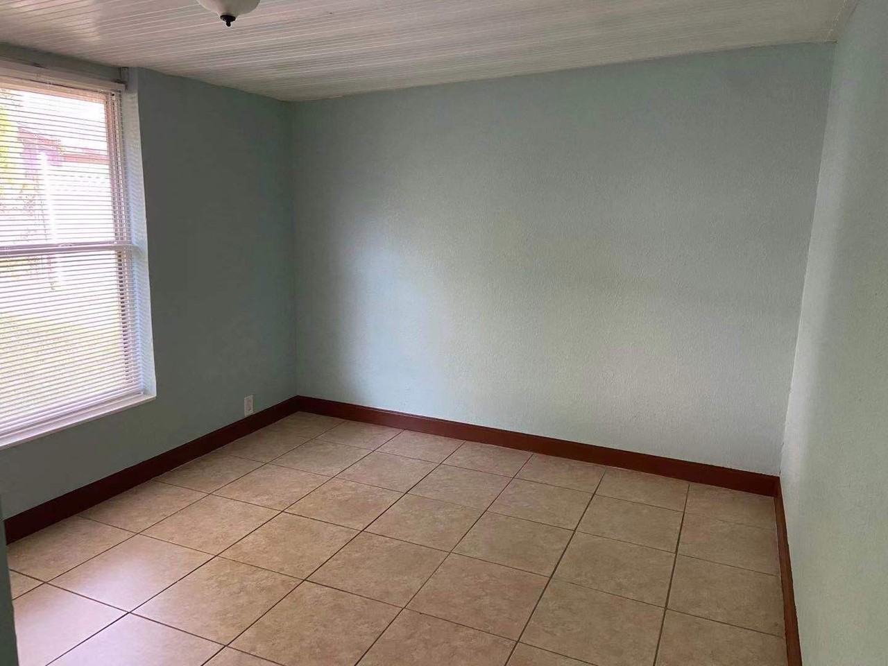 135 Coralwood Cir #1 - Photo 3 of 10