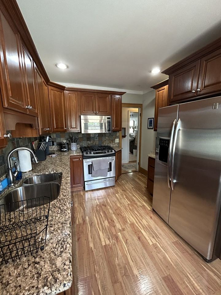 1597 Hartford Ave - Photo 6 of 20