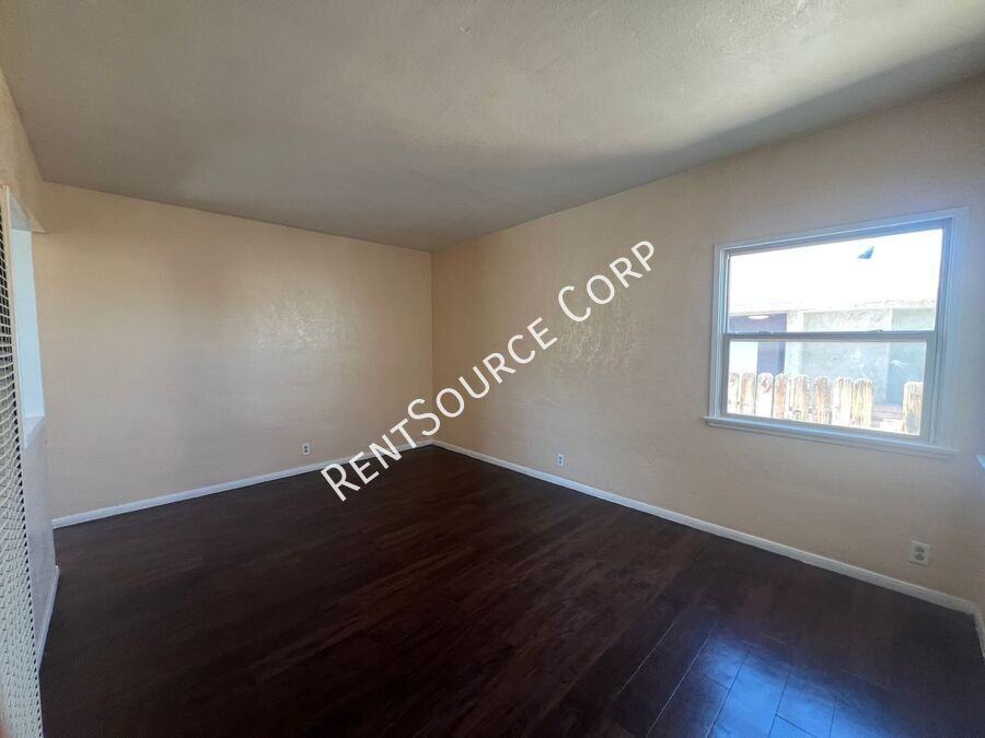 920 Flora St - Photo 5 of 30