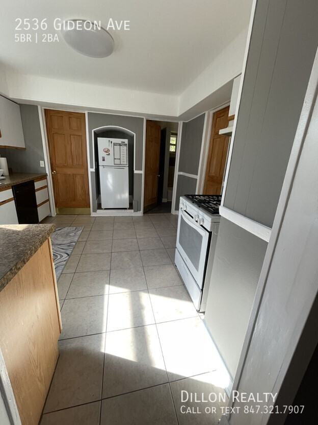 2536 Gideon Ave - Photo 3 of 11