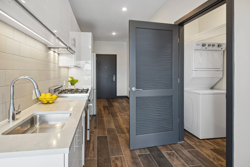 152 N Carpenter St - Photo 3 of 8