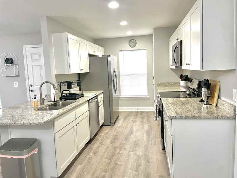 1124 N Stella Ave - Photo 2 of 16