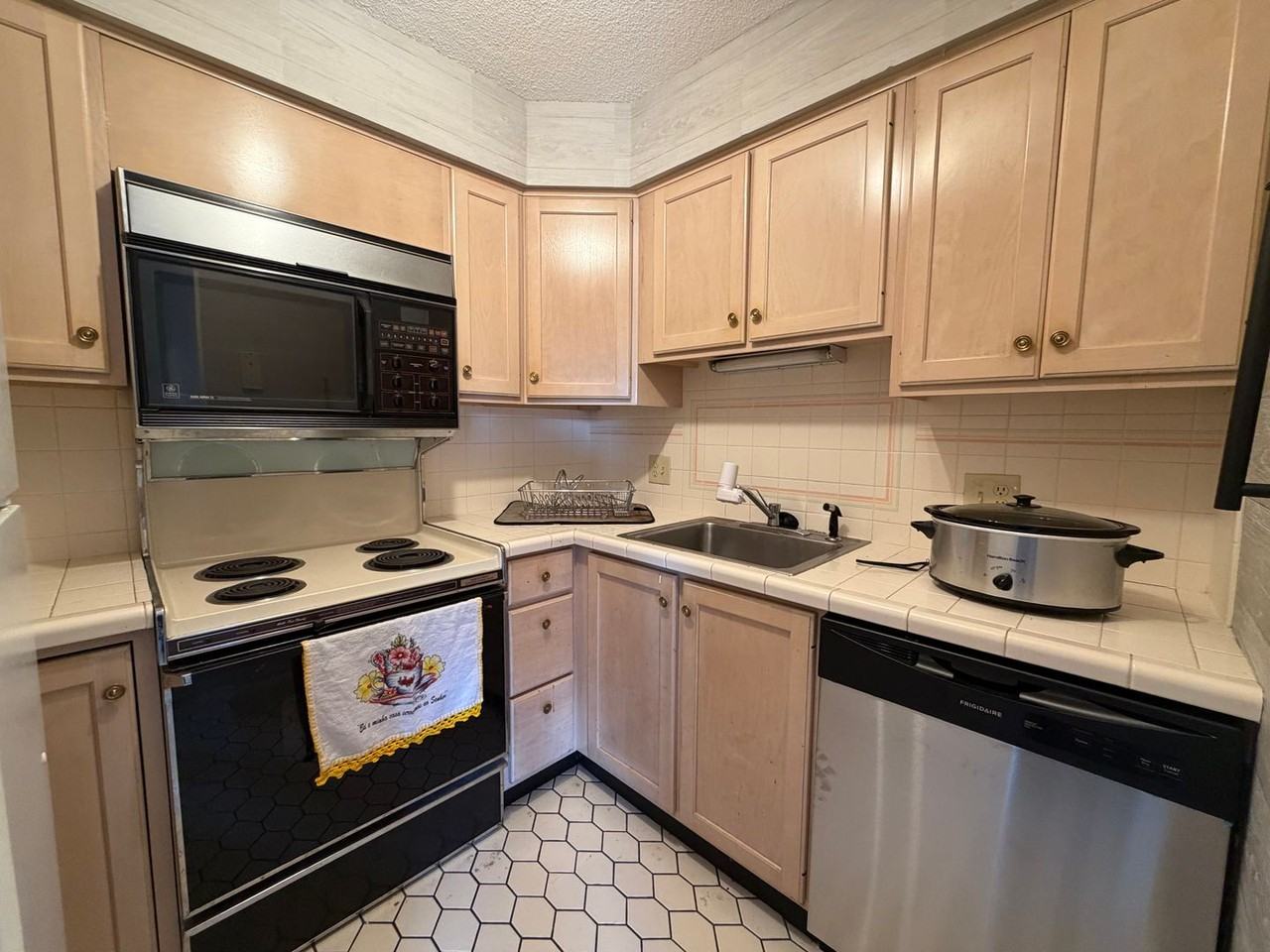 108 E Housatonic St - Photo 7 of 8