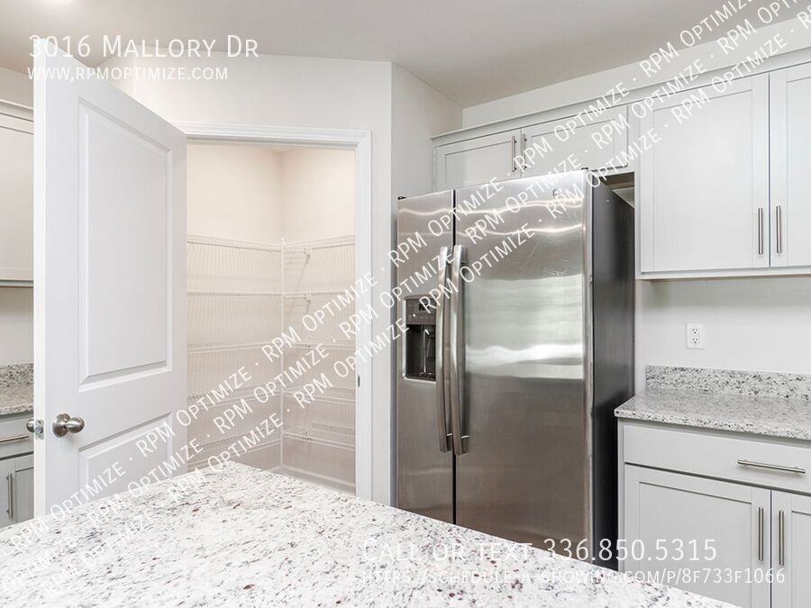 3016 Mallory Dr - Photo 4 of 50