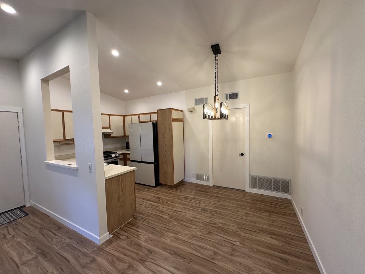 7130 Woodlake Ave - Photo 4 of 10