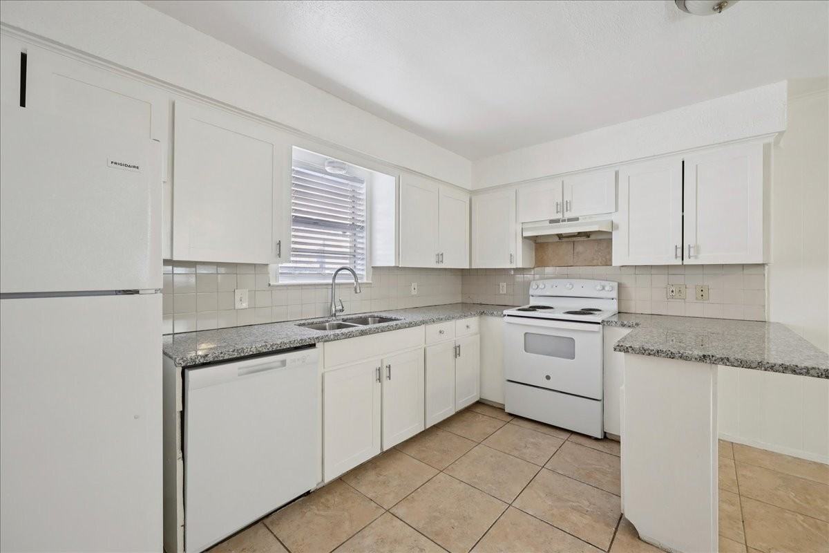 303 Hardy Ave - Photo 5 of 11