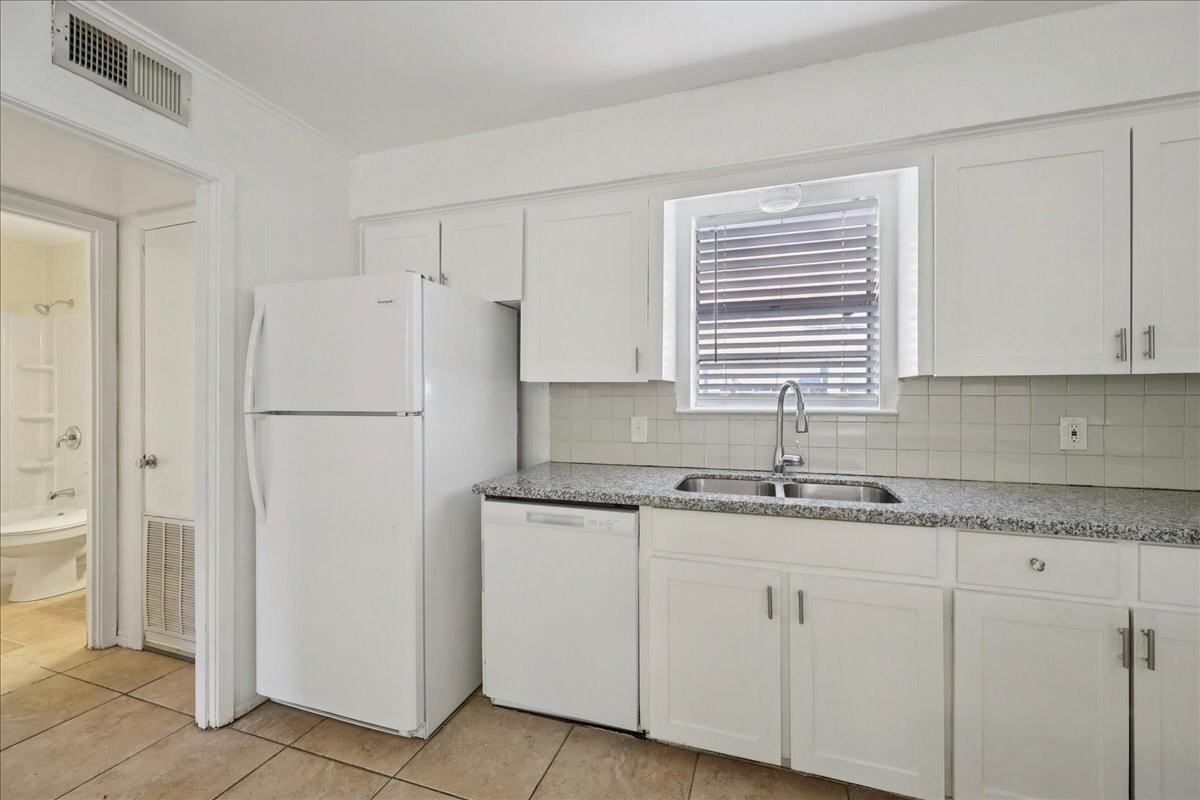 303 Hardy Ave - Photo 6 of 11