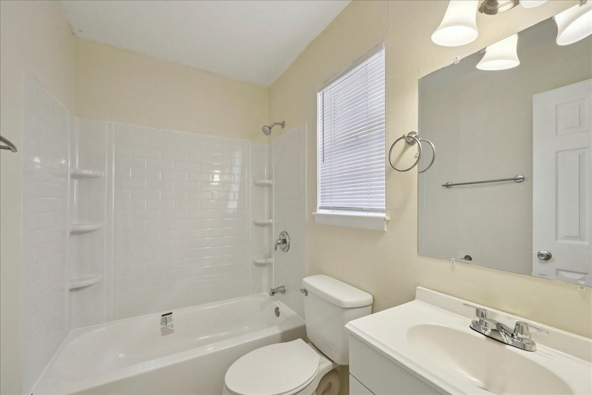 303 Hardy Ave - Photo 7 of 11