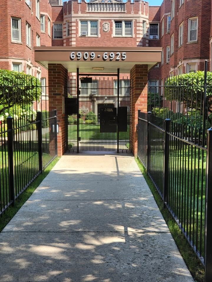 Crandon Apartments - 1 - Photo 2 of 5