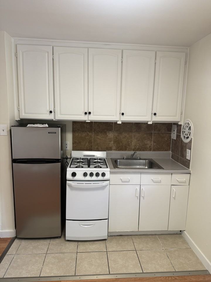 1585 Dudley Street - Photo 4 of 7