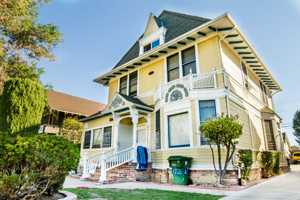 featured image of 2712 Menlo Ave