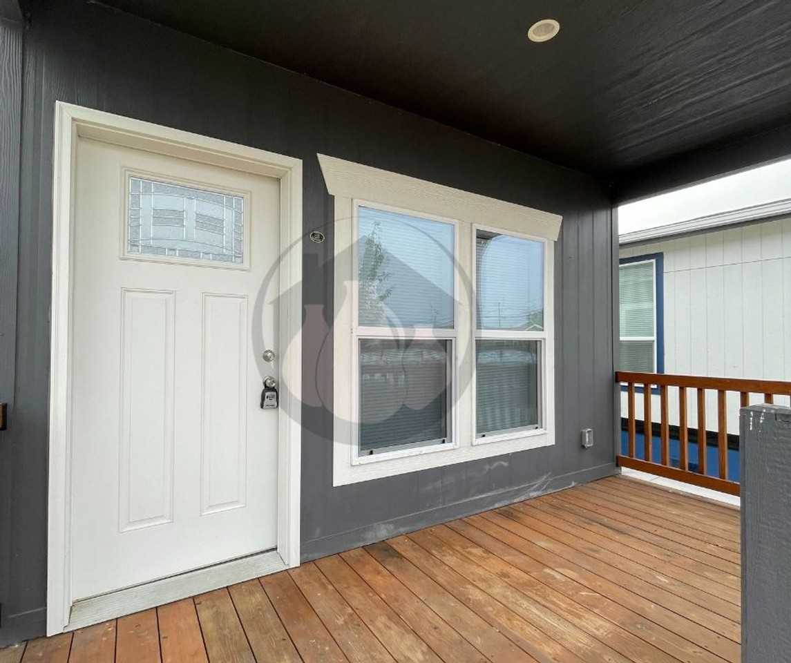 515 Se Sheridan Rd - Photo 2 of 7