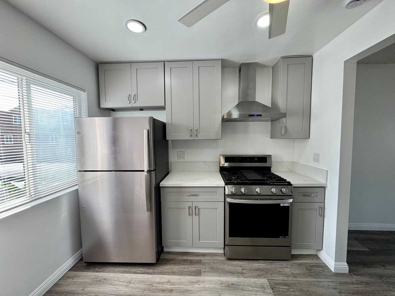 1027 Roswell Ave #4 - Photo 3 of 27