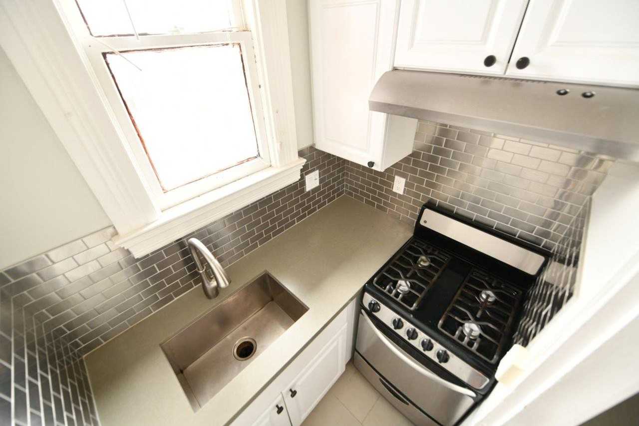 2111 Vine St - Photo 7 of 18