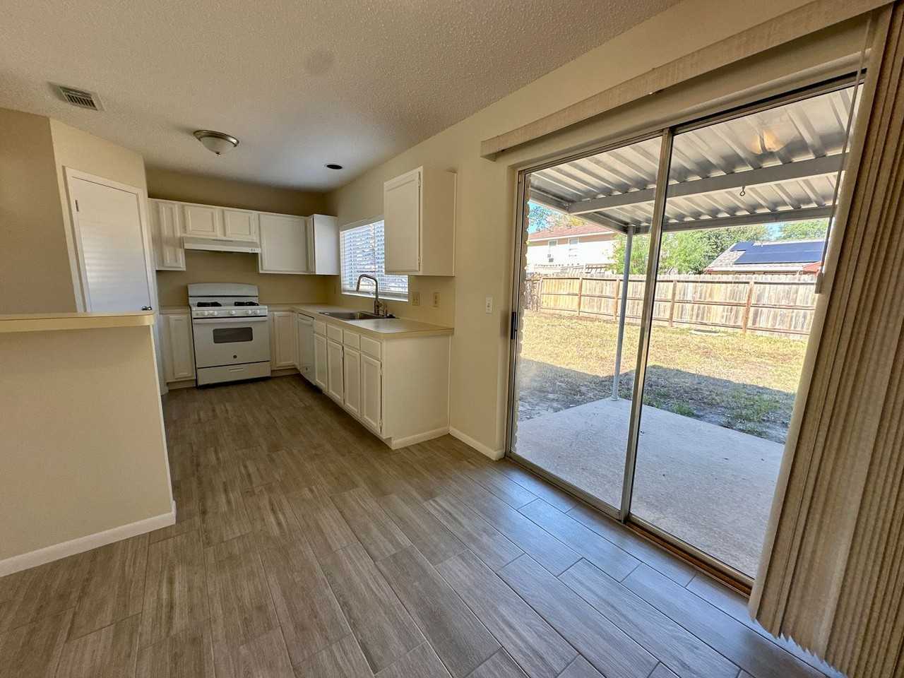 18074 Glenledi Dr - Photo 7 of 28