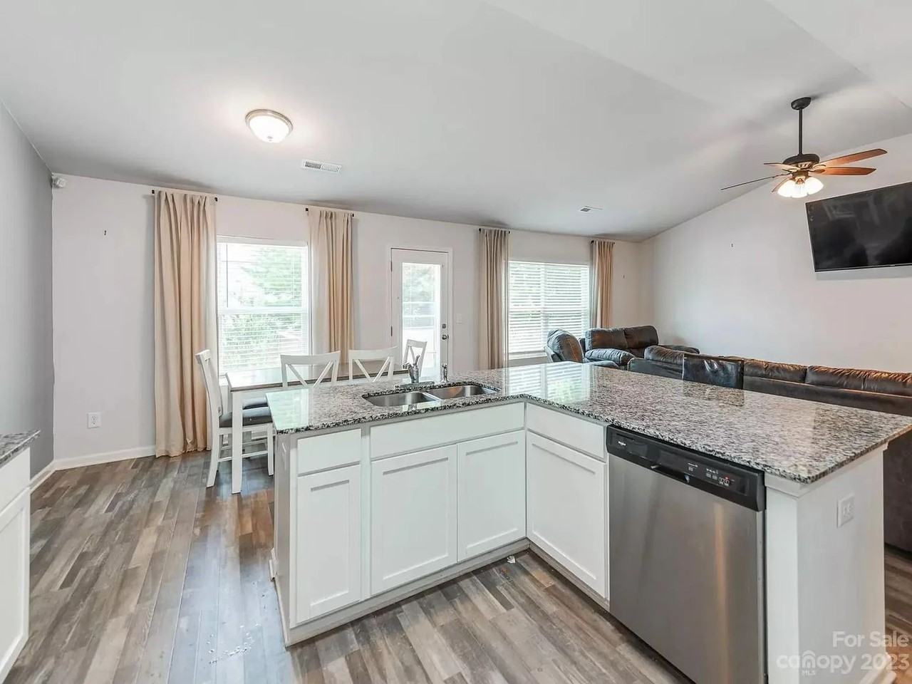 1016 Amberlight Cir - Photo 3 of 20