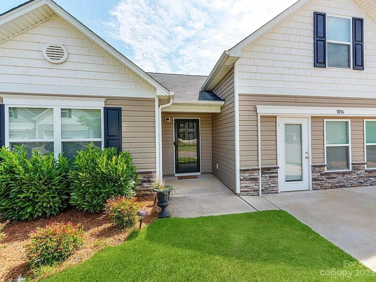 1016 Amberlight Cir - Photo 2 of 20