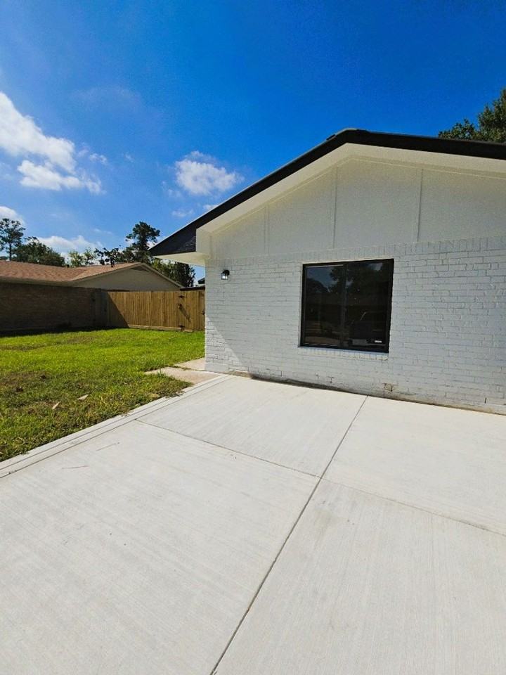 7915 Grandridge Dr - Photo 2 of 4