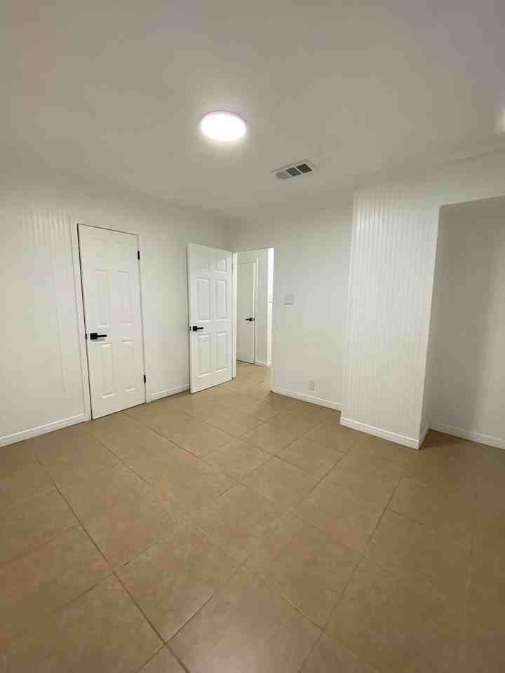 1017 Montrose St - Photo 2 of 18