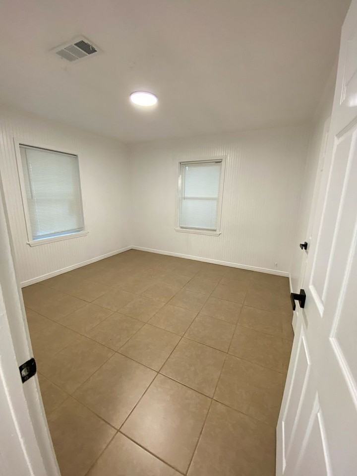 1017 Montrose St - Photo 3 of 18