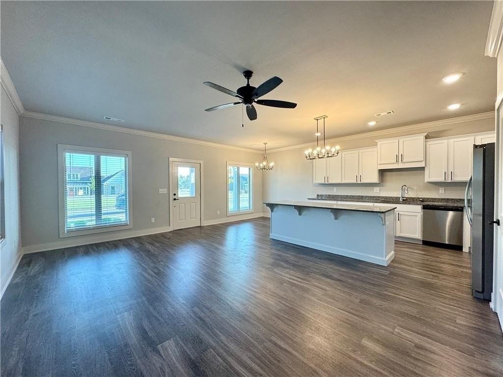 832 Ne Heights Ln - Photo 2 of 34