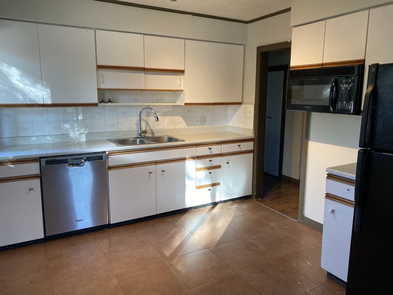 1023 Dufferin Cres - Photo 2 of 20