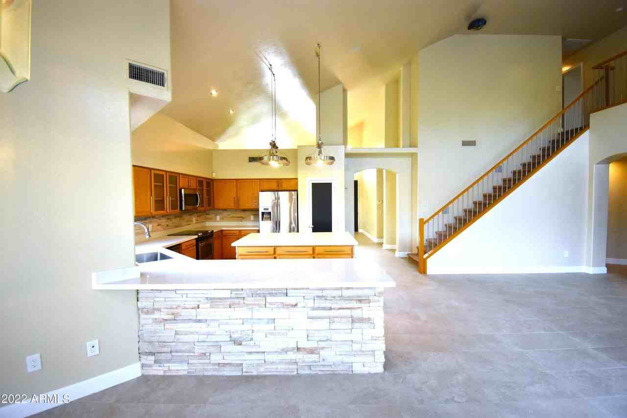 768 E Irma Ln - Photo 6 of 34