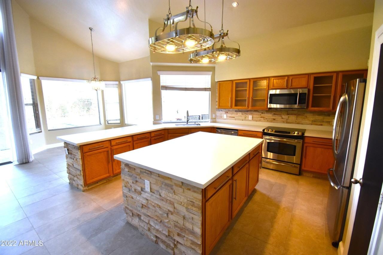 768 E Irma Ln - Photo 7 of 34