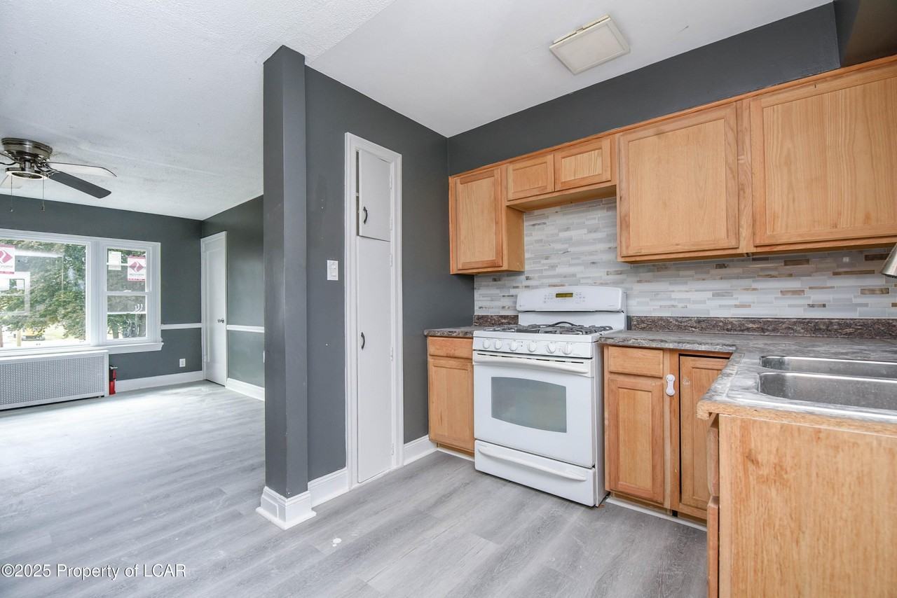 110 Barber St - Photo 3 of 21