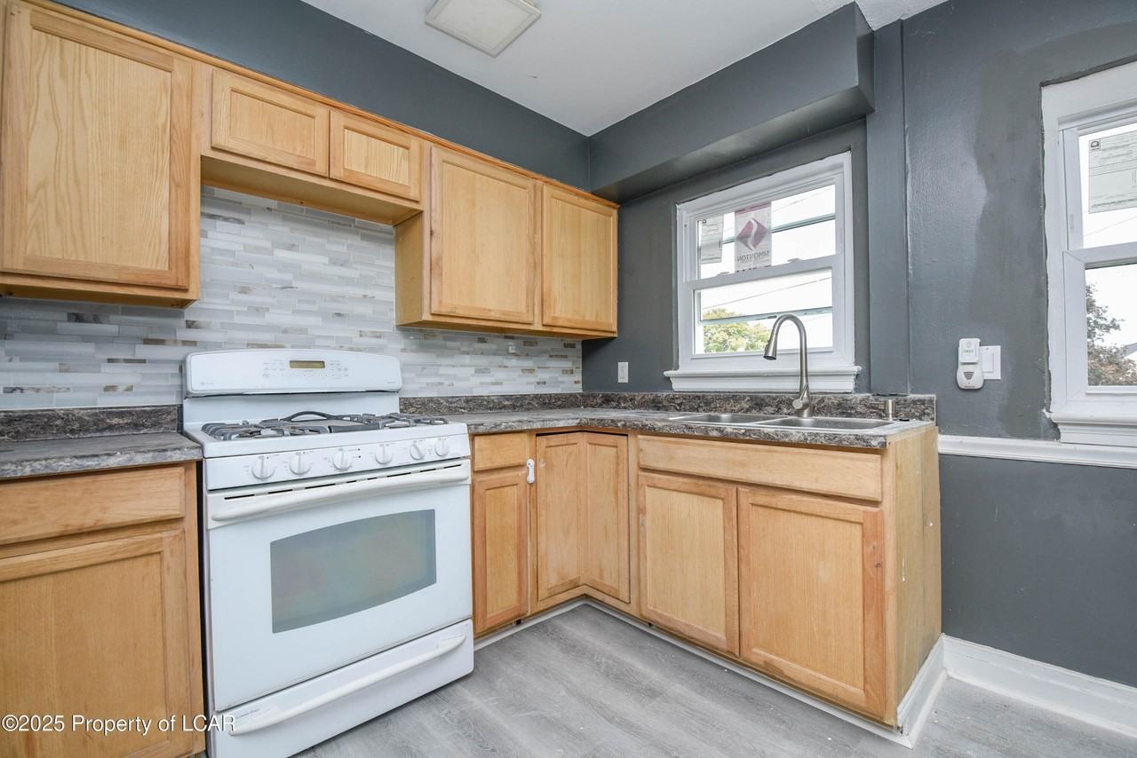 110 Barber St - Photo 4 of 21