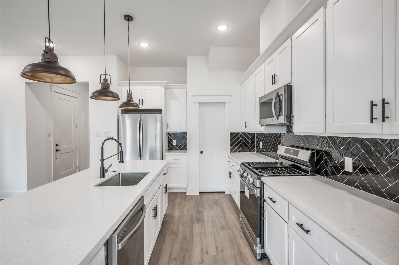 4605 Terry St - Photo 5 of 28