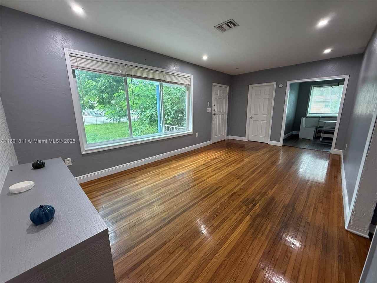 11305 Ne 13th Ave - Photo 2 of 17