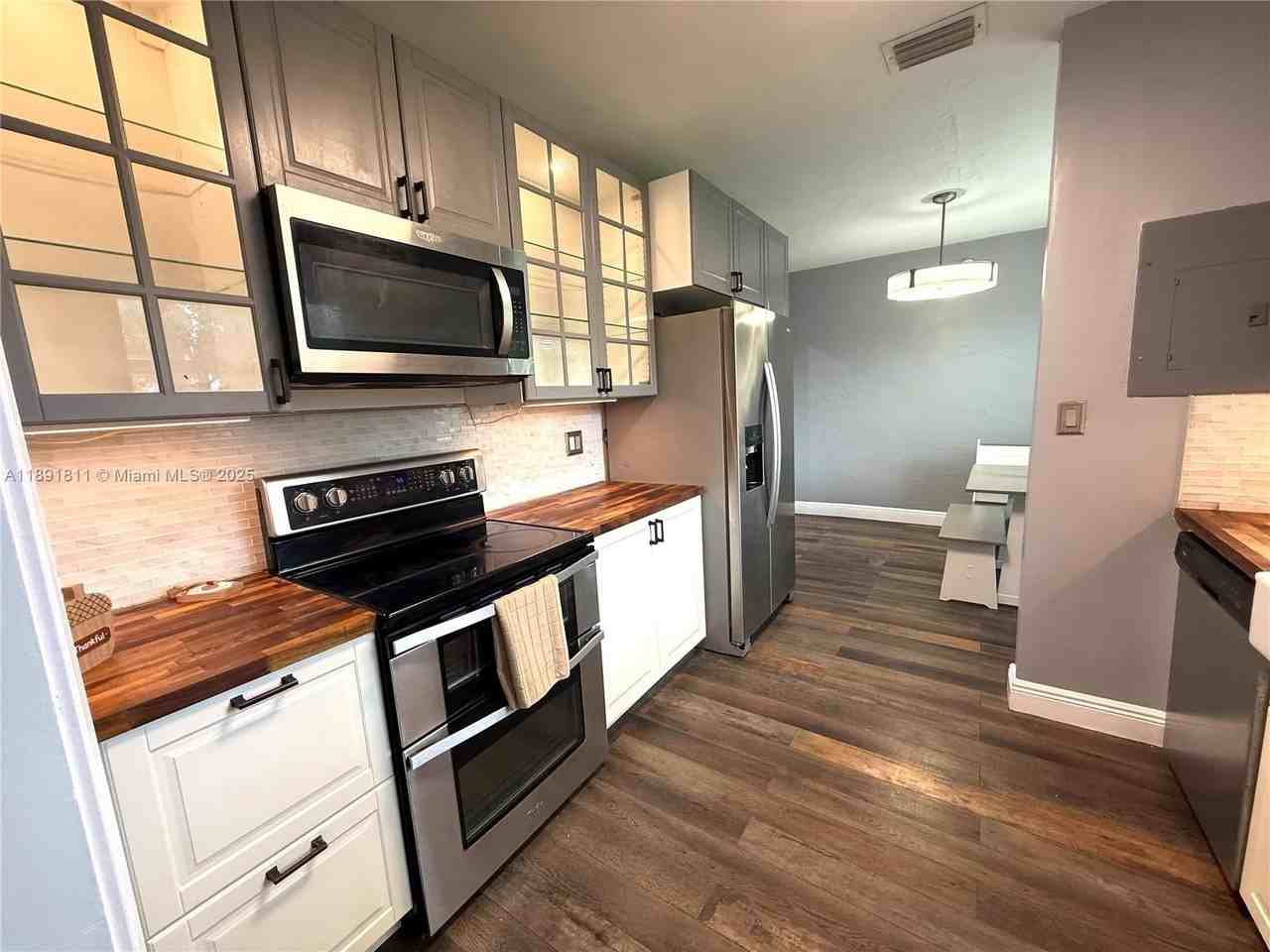 11305 Ne 13th Ave - Photo 3 of 17