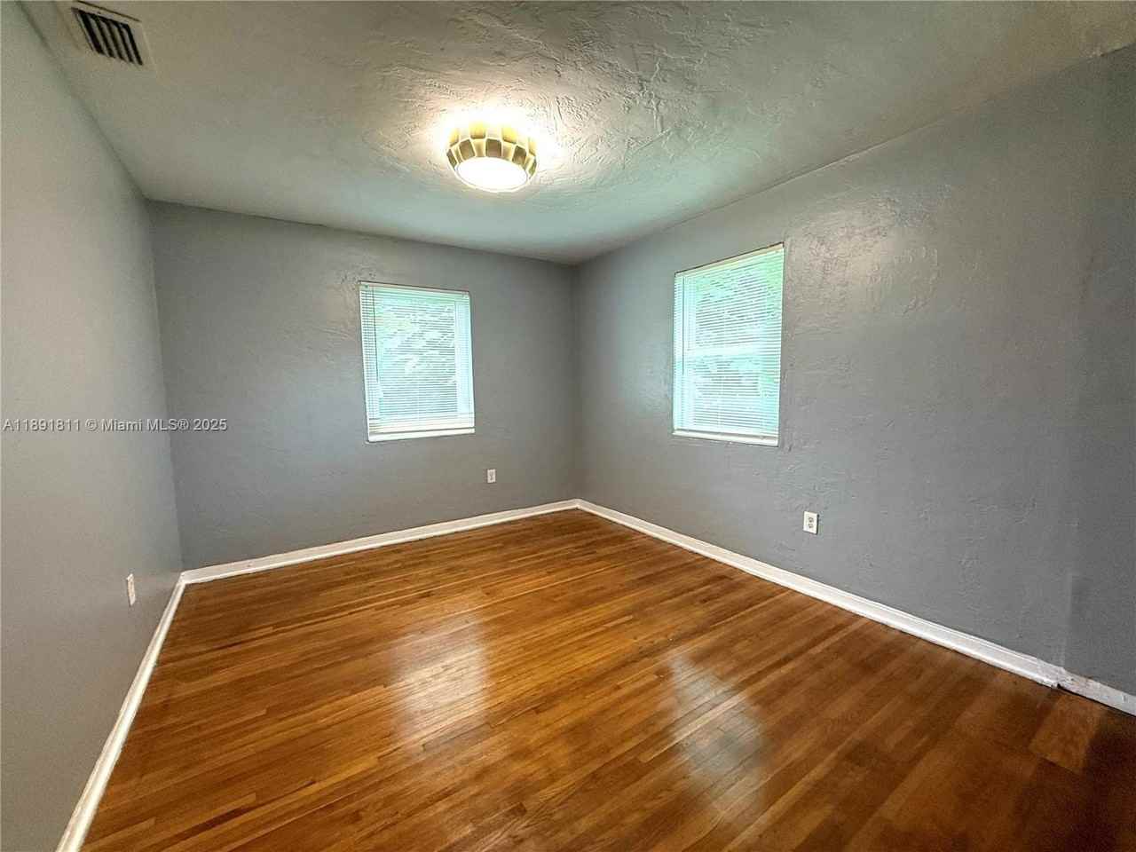 11305 Ne 13th Ave - Photo 7 of 17