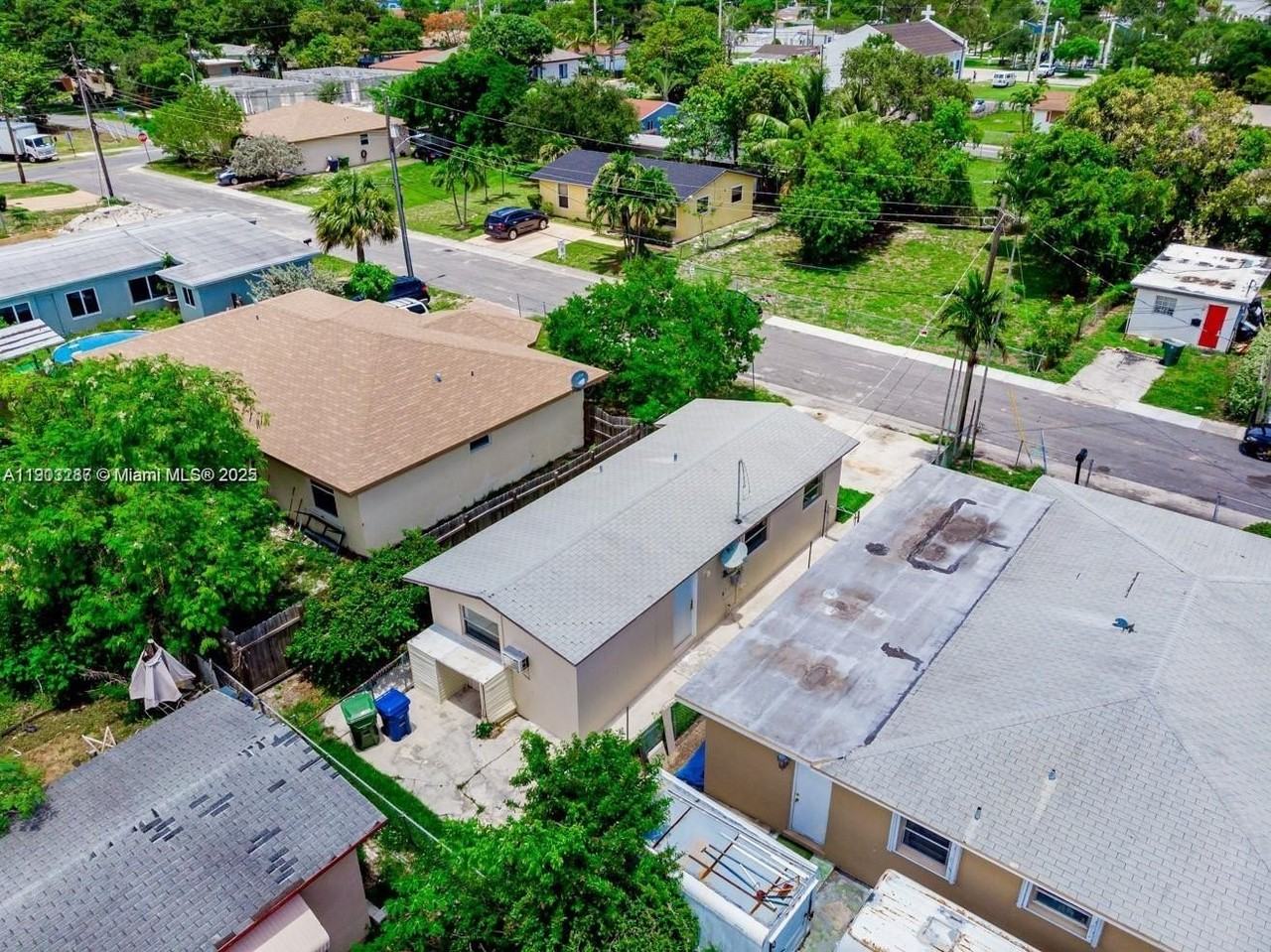 805 Nw 3rd Ter #1 - Photo 3 of 47