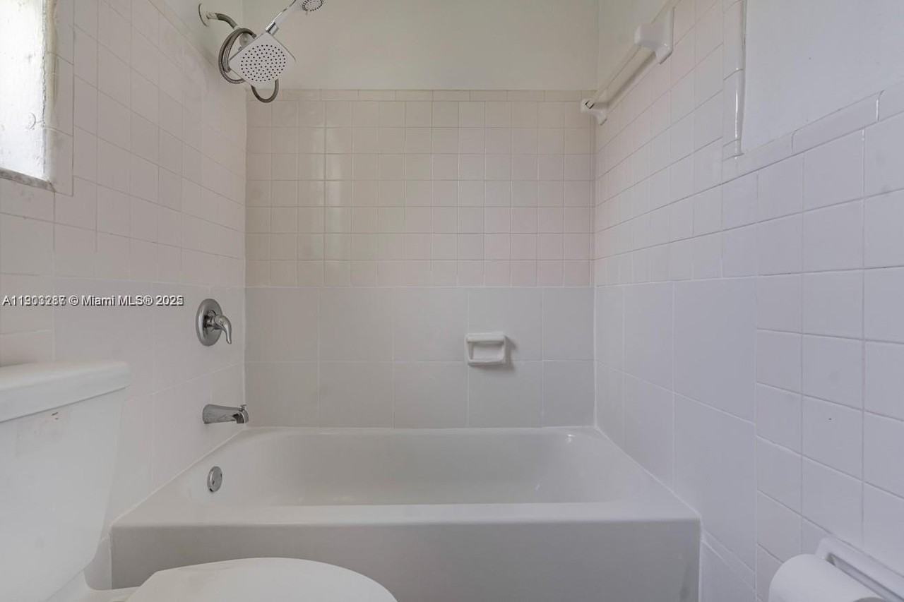 805 Nw 3rd Ter #1 - Photo 7 of 47