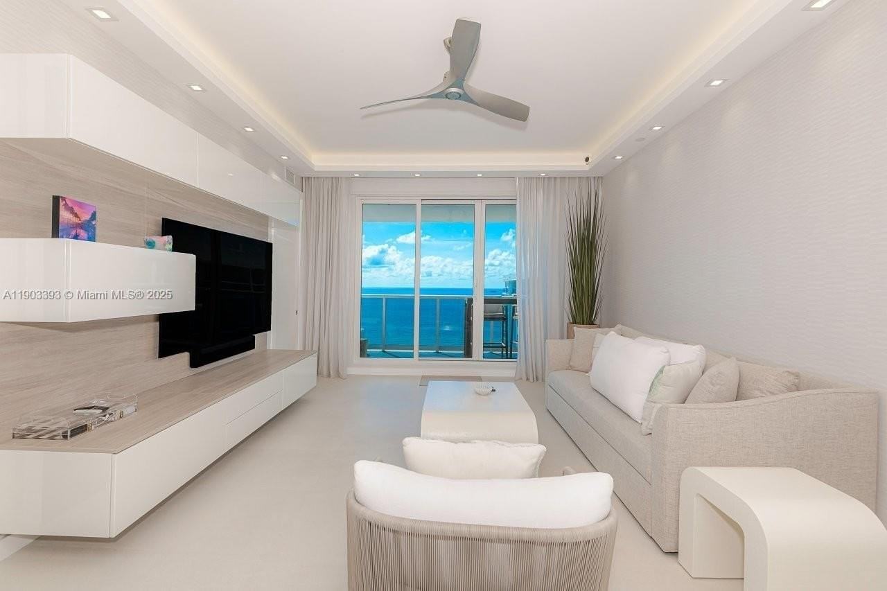 2301 Collins Ave #PH20 - Photo 2 of 28